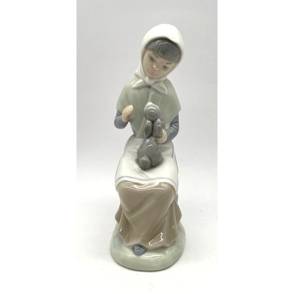Vtg. NAO Lladro Figurine Woman with Rabbit #522G Spain